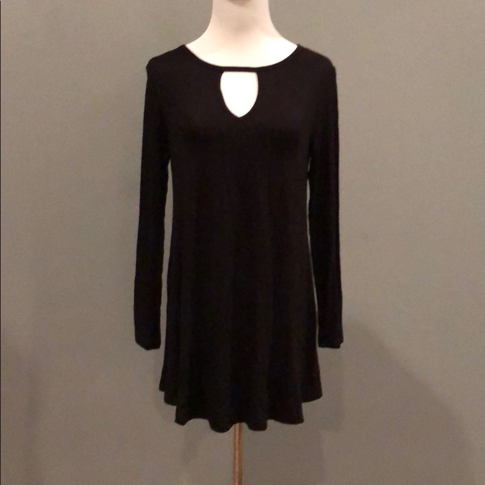 Black keyhole tunic